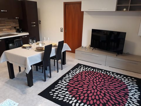Communal lounge/ TV room, Kitchen or kitchenette, Seating area, Dining area