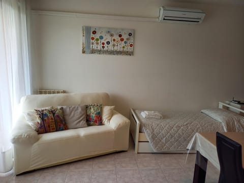 Bed, Living room, Seating area, air conditioner