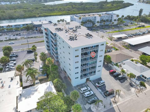 San Remo 406 Beachfront Suite Apartamento in North Redington Beach