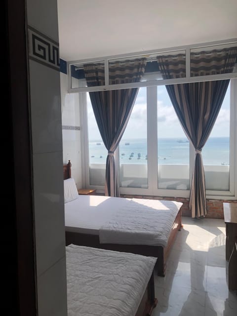 Photo of the whole room, Sea view