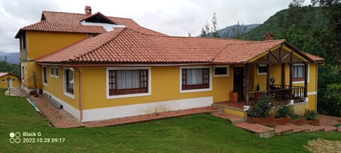 Property building, Day, Natural landscape, Garden, Mountain view