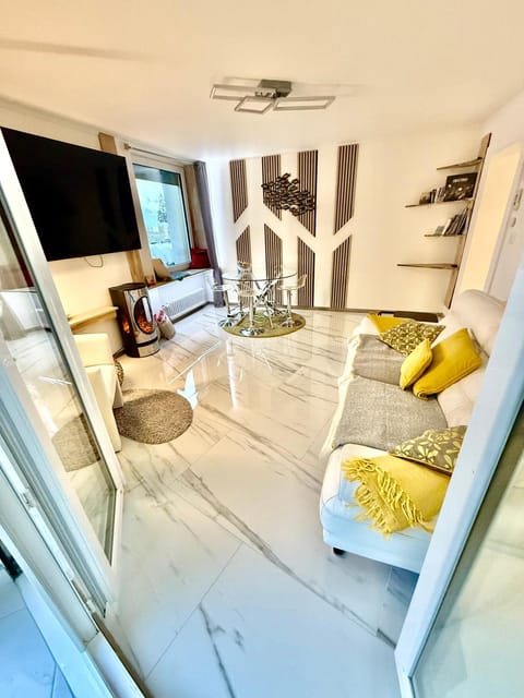 Living room, Photo of the whole room