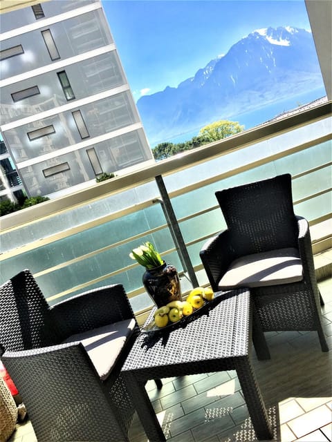 View (from property/room), Balcony/Terrace, Seating area, Dining area, Lake view, Mountain view