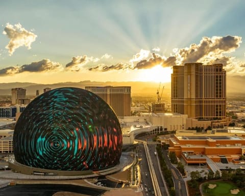 Property building, Nearby landmark, Day, City view, Sunrise, Sunset