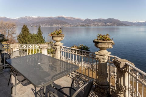 Villa Niobe - Exclusive Lakefront Apartment With Private Beach Condo in Stresa