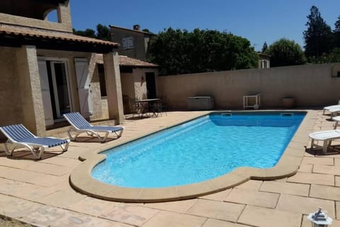 jolie villa avec piscine Haus in Marignane