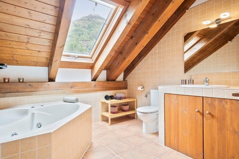 Hot Tub, Bathroom