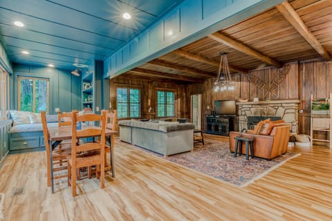 Hygge Cabin On The River House in Clackamas County
