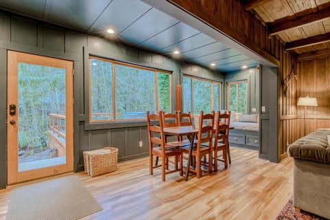 Hygge Cabin On The River Haus in Clackamas County