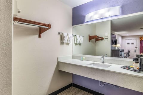 Quality Inn & Suites Canton Hotel in Canton