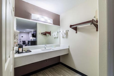 Quality Inn & Suites Canton Hotel in Canton