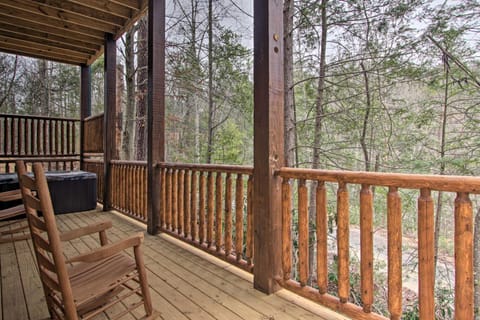 Luxe Cabin with Home Theater Less Than 2 Miles to Gatlinburg Casa in Gatlinburg