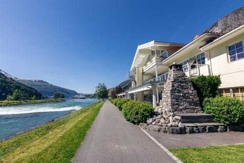 Property building, Nearby landmark, Spring, Day, Neighbourhood, Natural landscape, View (from property/room), Garden view, Lake view, Mountain view, River view, Sea view