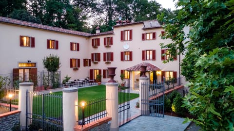 Property building, Facade/entrance, Garden, Lobby or reception
