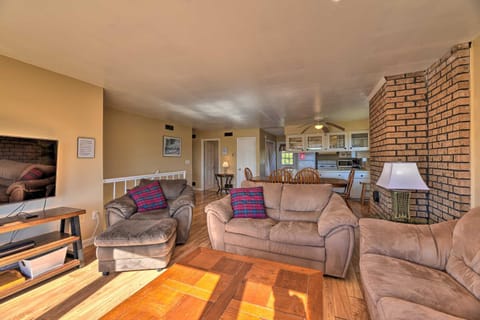 East of the Sun Beachside Apartment with Deck! Copropriété in Emerald Isle