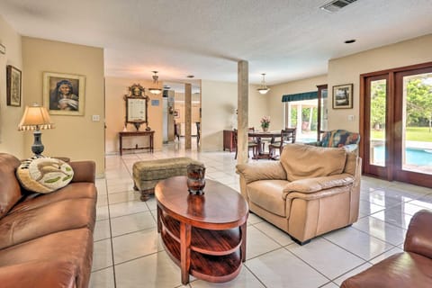 Beautiful Home with Pool in Upscale Pinecrest Village Casa in Pinecrest