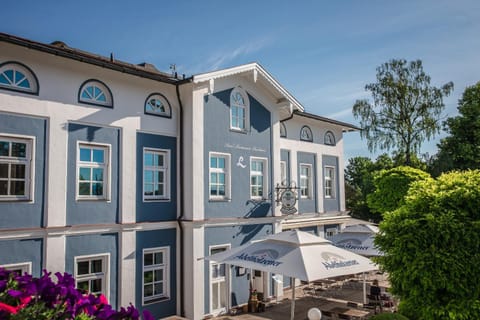 Property building, Restaurant/places to eat, Breakfast