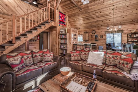Breakaway Cabin, 3 Bedrooms, Sleeps 6, Pets Welcome, Wood Fireplace House in Ruidoso