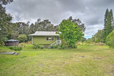 Peaceful Abode with Deck, 13 Mi to Black Sand Beach! House in Big Island