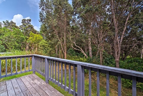 Peaceful Abode with Deck, 13 Mi to Black Sand Beach! House in Big Island