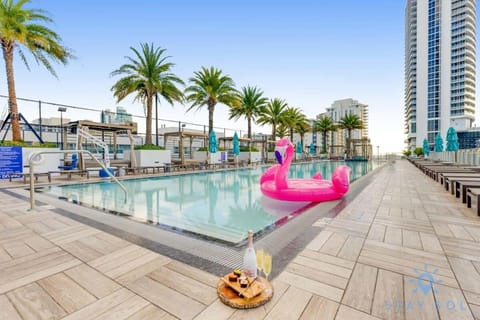 Luxury Amenities, Infinity Pool, Gym, Hot Tub Condo in Hollywood Beach