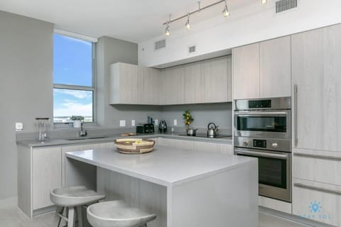 Corner Balcony - Enjoy 360 Views- Near Beach- Pool Apartment in Hollywood Beach