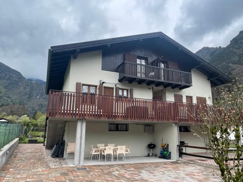 Property building, Balcony/Terrace, Balcony/Terrace, Lake view, Mountain view