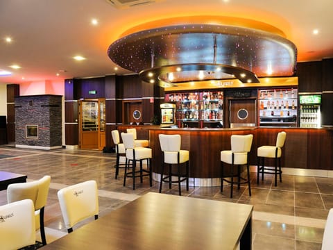 Lounge or bar, Food and drinks, Entertainment, Drinks, Non alcoholic drinks