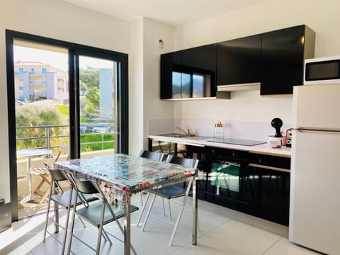 Kitchen or kitchenette, Dining area