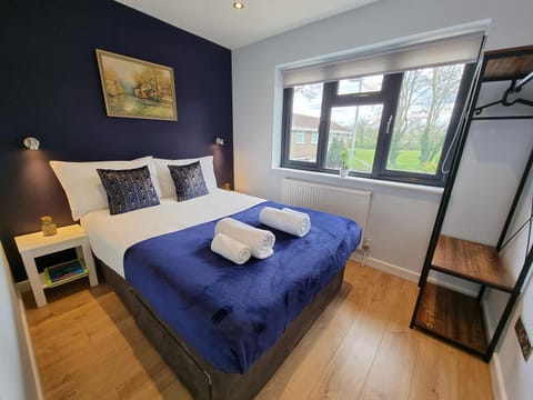 Crown Meadow - 4 Bedroom House - Heathrow - ExcellentStays Casa in Slough