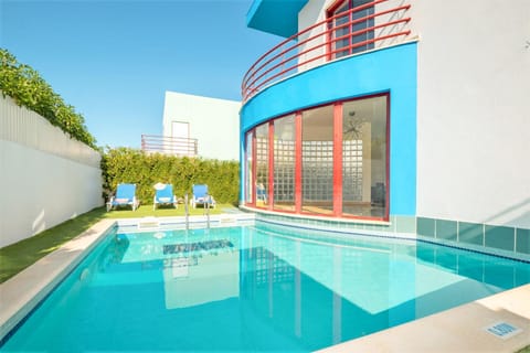 Pool view, Swimming pool, sunbed