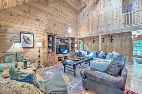 Luxury Cabin with Deck Less Than 5 Miles to Sapphire Valley! House in Tennessee