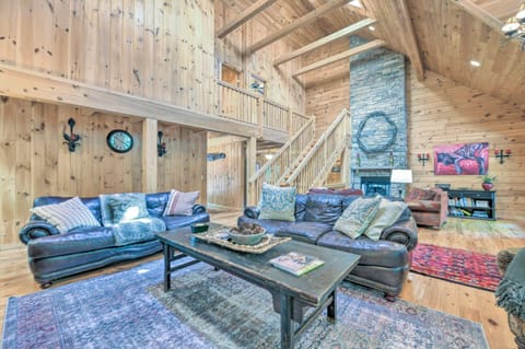 Luxury Cabin with Deck Less Than 5 Miles to Sapphire Valley! House in Tennessee