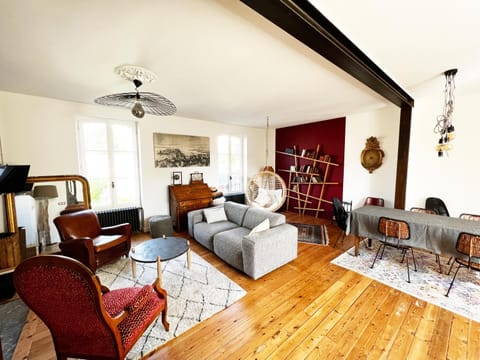 TV and multimedia, Living room, Seating area, Dining area, Area and facilities