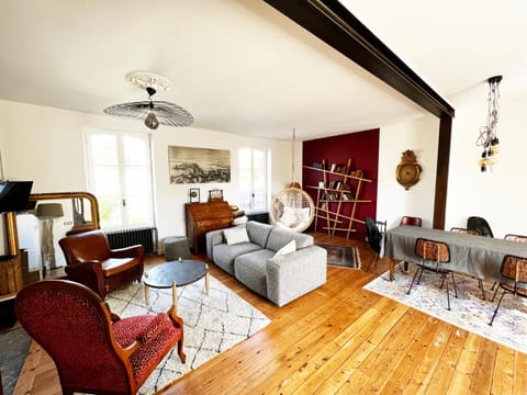 TV and multimedia, Living room, Seating area, Dining area, Area and facilities