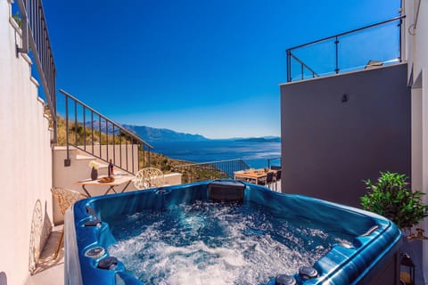 Villa Mia with private pool, Whirlpool, gym, sauna, seaviews Chalet in Put Lokve