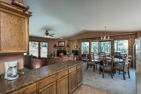 2 Sisters Mountain Home, 3 Bedrooms, Sleeps 10, View, Game Room, Hot Tub Maison in Ruidoso