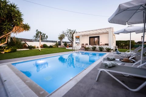 Property building, Day, Garden, Garden view, Pool view, Swimming pool, sunbed