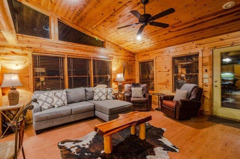 Crooked Pine with Swing and Hot Tub House in Broken Bow