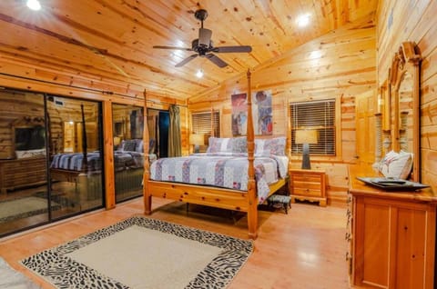 Crooked Pine with Swing and Hot Tub House in Broken Bow