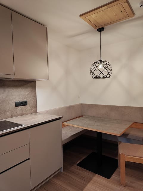 Kitchen or kitchenette, Dining area, stove