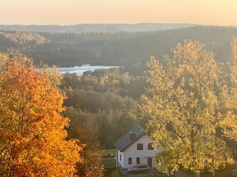 Property building, Day, Natural landscape, Bird's eye view, Hiking, Lake view, Landmark view, Mountain view