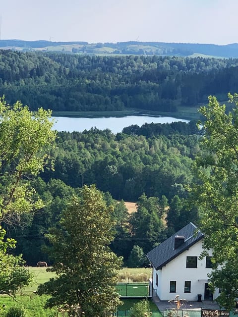 Property building, Day, Natural landscape, Bird's eye view, Lake view, Mountain view