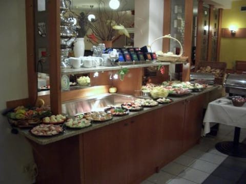 Restaurant/places to eat, Buffet breakfast