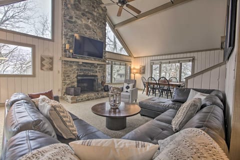 Mountaintop Wintergreen Resort Home with Deck and Views! Casa in Massies Mill