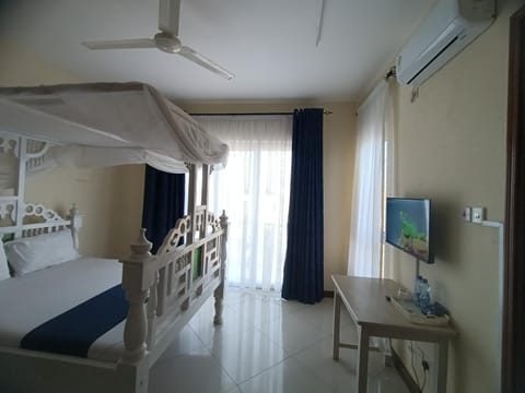 Elna's Nyali - Seaview, Pool, High Speed Wi-Fi & Hot Shower Bed and Breakfast in Mombasa