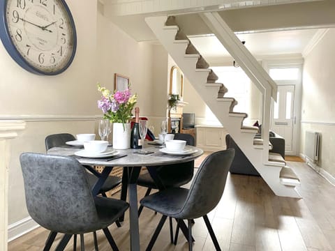 Seating area, Dining area