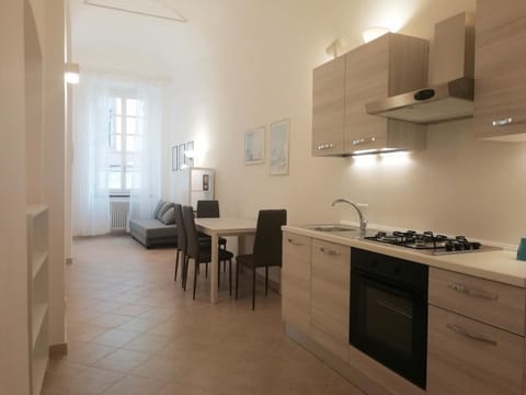 Coffee/tea facilities, Kitchen or kitchenette, Living room, Photo of the whole room, Seating area, Dining area