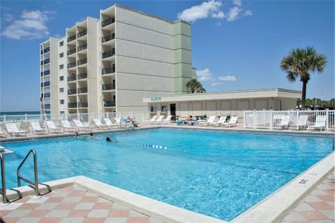 Pinnacle Port Beach Resort Condominio in Sunnyside