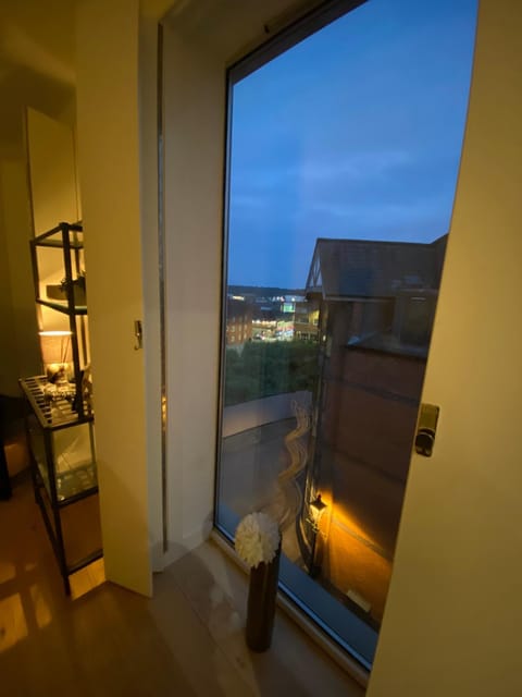 Central, modern and peaceful, lovely Cathedral views, two-bed apartment with 40" smart TV & free onsite parking Copropriété in Lincoln